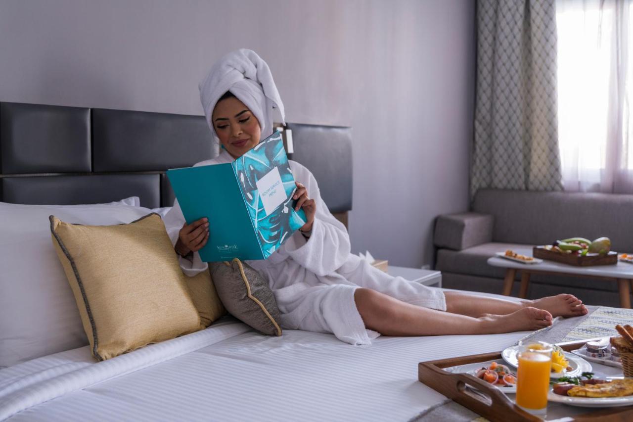 Sunrise Diamond Beach Resort -Grand Select Sharm el-Sheikh Exterior foto A woman in a bathrobe