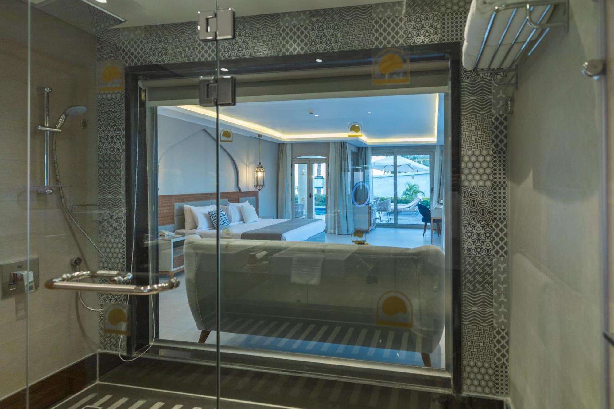 Sunrise Diamond Beach Resort -Grand Select Sharm el-Sheikh Cameră foto A shower with a glass door
